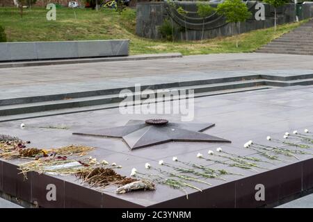 Ewige Flamme zum Gedenken an die Kriegtot aus dem 2. Weltkrieg & Krieg in Artsakh, Victory Park, Jerewan, Armenien Stockfoto