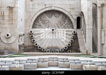 Adler, Granatapfel und Trauben, 4. Ebene, die Kaskade, das Cafesjian Museum of Modern Art, Jerewan, Armenien Stockfoto