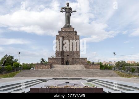 Die Statue von Mutter Armenien & Ewige Flamme zum Gedenken an die Kriegtot aus dem 2. Weltkrieg & Krieg in Arzakh, Victory Park, Jerewan, Armenien Stockfoto