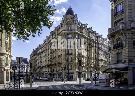Paris, Frankreich - 19. Mai 2020: Typisches Haussmann-Gebäude in Paris in der Nähe des Gare de Lyon Stockfoto