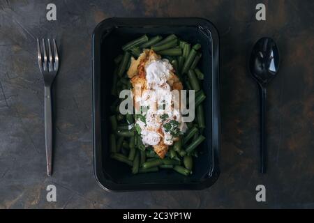 Poscharskaja Schnitzel mit Bohnen auf dunklem Hintergrund. Home Lieferung von gesunden Lebensmitteln. Stockfoto