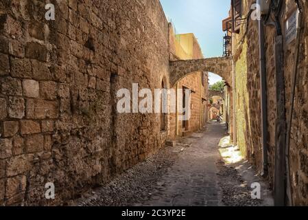 Rhodos Stadt, Rhodos, Griechenland - 1. Juli 2019: Mittelalterliche Stadtmauern der alten Rhodos Stadt mit Türen zu Häusern Stockfoto