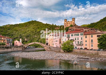 Dolceacqua in Ventimiglia, Bezirk Imperia, Ligurien (Italien). Mittelalterliche Burg an der Riviera Ligurien, Castello dei Doria, Alte Brücke, Historische Burg. Stockfoto