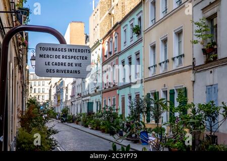 Rue Crémieux, Paris, Frankreich - 19. Mai 2020: Die Rue Cremieux im 12. Arrondissement ist eine der schönsten Wohnstraßen in Paris. Stockfoto