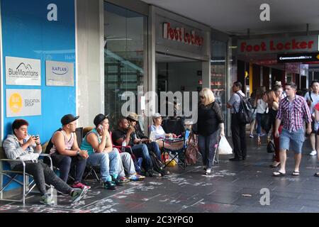 Die Leute beginnen vor Foot locker auf der George Street Sydney für den Nike Air Jordan 3 Lab 5 anzustehen Einige in der Warteschlange tragen Air Jordan Sportschuhe. Stockfoto