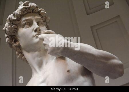 Michelangelos David ist eine der wichtigsten Statuen der Renaissance und ein Symbol der Schönheit und Perfe Stockfoto