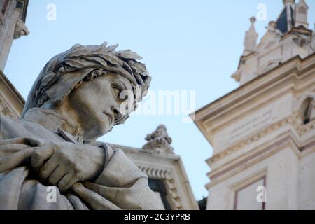 Die Statue von Dante Alighieri, Autor der Göttlichen Komödie, vor der Basilika Santa Croce im Herzen von Florenz. Stockfoto