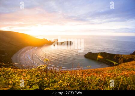 Sonnenuntergang am Torimbia Strand in Llanes. Sonnenuntergang Strand Stockfoto