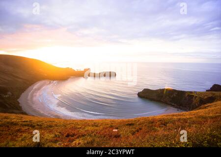 Sonnenuntergang am Strand von Torimbia in Llanes Asturia. Sonnenuntergang am Strand Stockfoto