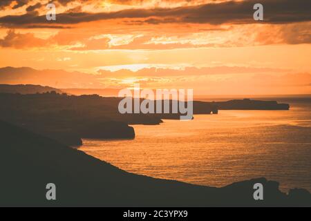 Sonnenuntergang am Strand von Torimbia in Llanes Asturias Stockfoto