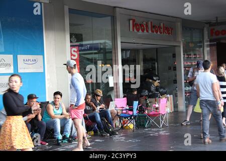 Die Leute beginnen vor Foot locker auf der George Street Sydney für den Nike Air Jordan 3 Lab 5 anzustehen Einige in der Warteschlange tragen Air Jordan Sportschuhe. Stockfoto