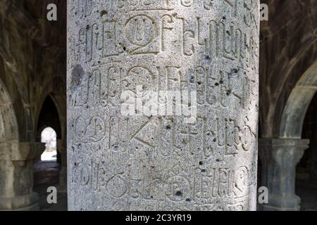 Inschrift auf einer Säule, innen Sanahin Kloster, Lori Region, Armenien. Sanahin bedeutet 'diese 1 ist älter als die 1'. Stockfoto