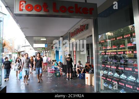 Die Leute beginnen vor Foot locker auf der George Street Sydney für den Nike Air Jordan 3 Lab 5 anzustehen Einige in der Warteschlange tragen Air Jordan Sportschuhe. Stockfoto