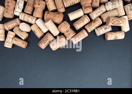 BERLIN - JUN 23: Sammlung von Weinkorken auf schwarzem Hintergrund am 23. Juni in Berlin. 2020 in Deutschland Stockfoto