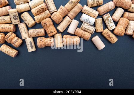 BERLIN - JUN 23: Sammlung von Weinkorken auf schwarzem Hintergrund am 23. Juni in Berlin. 2020 in Deutschland Stockfoto