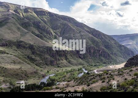 Blick auf die Schlucht von Felsstadt und Kloster von Vardzia (Höhlen), Südgeorgien, ausgegraben von den Hängen des Erusheti-Berges auf der lef Stockfoto
