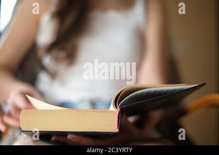 Drehen einer Buchseite, Nahaufnahme Stockfoto