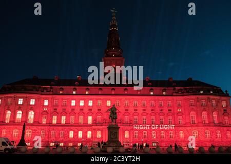 Kopenhagen, Dänemark. Juni 2020. Das dänische parlament Christiansborg Palace ist in rotem Licht beleuchtet, bei der Nacht des Lichts Veranstaltung, um das Bewusstsein für die ernste Situation der Unterhaltungsindustrie wegen der Coronavirus - COVID-19 Krise zu erhöhen. Kredit: Gonzales Foto/Alamy Live Nachrichten Kredit: Gonzales Foto/Alamy Live Nachrichten Stockfoto