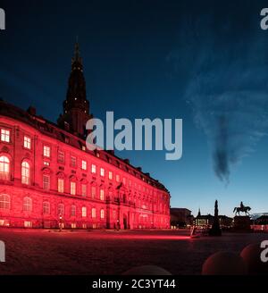 Kopenhagen, Dänemark. Juni 2020. Das dänische parlament Christiansborg Palace ist in rotem Licht beleuchtet, bei der Nacht des Lichts Veranstaltung, um das Bewusstsein für die ernste Situation der Unterhaltungsindustrie wegen der Coronavirus - COVID-19 Krise zu erhöhen. Kredit: Gonzales Foto/Alamy Live Nachrichten Kredit: Gonzales Foto/Alamy Live Nachrichten Stockfoto