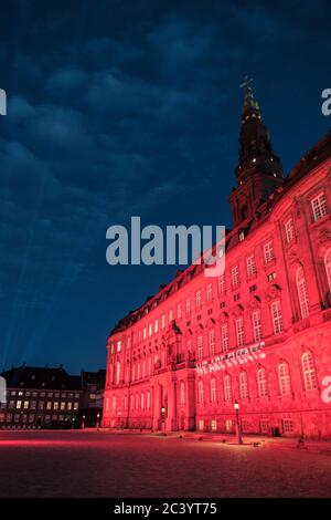 Kopenhagen, Dänemark. Juni 2020. Das dänische parlament Christiansborg Palace ist in rotem Licht beleuchtet, bei der Nacht des Lichts Veranstaltung, um das Bewusstsein für die ernste Situation der Unterhaltungsindustrie wegen der Coronavirus - COVID-19 Krise zu erhöhen. Kredit: Gonzales Foto/Alamy Live Nachrichten Kredit: Gonzales Foto/Alamy Live Nachrichten Stockfoto