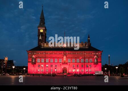 Kopenhagen, Dänemark. Juni 2020. Das Rathaus von Kopenhagen ist in rotem Licht beleuchtet, bei der Night of Light Veranstaltung, um das Bewusstsein für die ernste Situation der Unterhaltungsindustrie zu erhöhen, die aufgrund der Coronavirus - COVID-19 Krise konfrontiert ist. Kredit: Gonzales Foto/Alamy Live Nachrichten Kredit: Gonzales Foto/Alamy Live Nachrichten Stockfoto