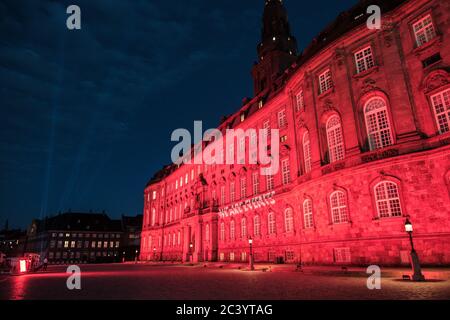 Kopenhagen, Dänemark. Juni 2020. Das dänische parlament Christiansborg Palace ist in rotem Licht beleuchtet, bei der Nacht des Lichts Veranstaltung, um das Bewusstsein für die ernste Situation der Unterhaltungsindustrie wegen der Coronavirus - COVID-19 Krise zu erhöhen. Kredit: Gonzales Foto/Alamy Live Nachrichten Stockfoto