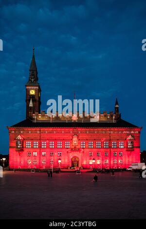 Kopenhagen, Dänemark. Juni 2020. Das Rathaus von Kopenhagen ist in rotem Licht beleuchtet, bei der Night of Light Veranstaltung, um das Bewusstsein für die ernste Situation der Unterhaltungsindustrie zu erhöhen, die aufgrund der Coronavirus - COVID-19 Krise konfrontiert ist. Kredit: Gonzales Foto/Alamy Live Nachrichten Stockfoto