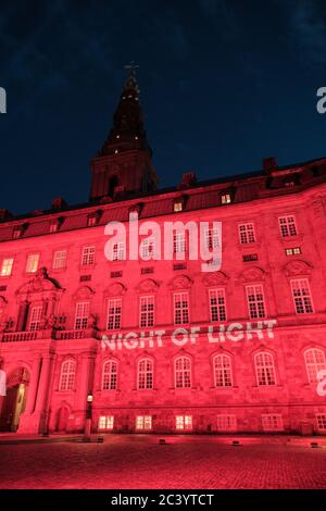 Kopenhagen, Dänemark. Juni 2020. Das dänische parlament Christiansborg Palace ist in rotem Licht beleuchtet, bei der Nacht des Lichts Veranstaltung, um das Bewusstsein für die ernste Situation der Unterhaltungsindustrie wegen der Coronavirus - COVID-19 Krise zu erhöhen. Kredit: Gonzales Foto/Alamy Live Nachrichten Stockfoto