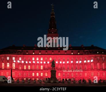 Kopenhagen, Dänemark. Juni 2020. Das dänische parlament Christiansborg Palace ist in rotem Licht beleuchtet, bei der Nacht des Lichts Veranstaltung, um das Bewusstsein für die ernste Situation der Unterhaltungsindustrie wegen der Coronavirus - COVID-19 Krise zu erhöhen. Kredit: Gonzales Foto/Alamy Live Nachrichten Stockfoto