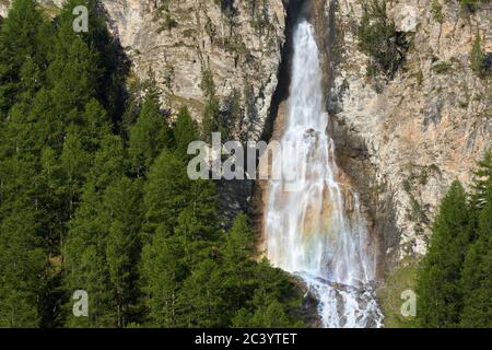 Der Wasserfall La Pisse im Sommer im regionalen Naturpark Qeyras. Ceillac, Hautes-Alpes, Alpen, Frankreich Stockfoto