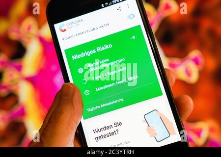 Die offizielle deutsche Corona-Warnungs-App auf einem Samsung-Smartphone ist seit dem 16. Juni 2020 verfügbar und zeigt eine mögliche Risikobegegnung mit koronainfizierten Personen auf. Foto von 23.06.2020. --- die offizielle deutsche Corona-Warn-App auf einem Samsung Smartphone, sie ist seit dem 16.6.2020 verfügbar und zeigt eine eventuelle Risikobegonung mit Coronainfizierten an. Photo vom 23.06.2020. Stockfoto