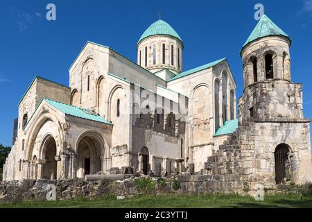 Glockenturm und Bagrati Kathedrale aka Kathedrale der Dormition, oder die Kutaissi Kathedrale, ist eine Kathedrale aus dem 11. Jahrhundert, Kutaissi, Imereti Region von Ge Stockfoto