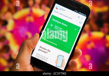 Die offizielle deutsche Corona-Warnungs-App auf einem Samsung-Smartphone ist seit dem 16. Juni 2020 verfügbar und zeigt eine mögliche Risikobegegnung mit koronainfizierten Personen auf. Foto von 23.06.2020. --- die offizielle deutsche Corona-Warn-App auf einem Samsung Smartphone, sie ist seit dem 16.6.2020 verfügbar und zeigt eine eventuelle Risikobegonung mit Coronainfizierten an. Photo vom 23.06.2020. Stockfoto