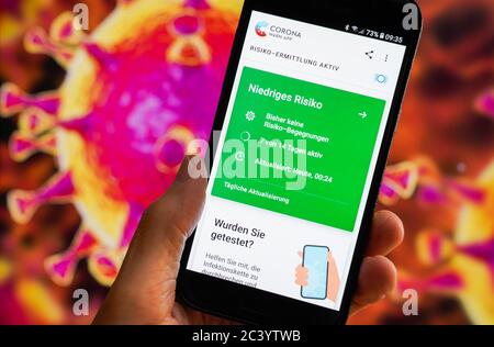 Die offizielle deutsche Corona-Warnungs-App auf einem Samsung-Smartphone ist seit dem 16. Juni 2020 verfügbar und zeigt eine mögliche Risikobegegnung mit koronainfizierten Personen auf. Foto von 23.06.2020. --- die offizielle deutsche Corona-Warn-App auf einem Samsung Smartphone, sie ist seit dem 16.6.2020 verfügbar und zeigt eine eventuelle Risikobegonung mit Coronainfizierten an. Photo vom 23.06.2020. Stockfoto
