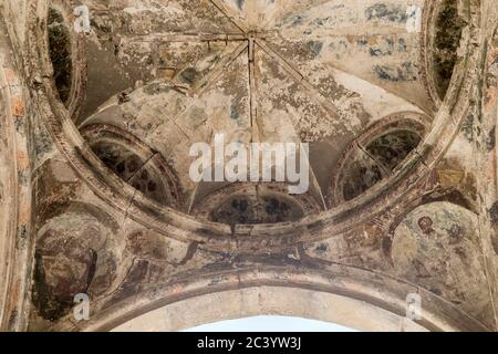 Gewölbe, Seiteneingang, mit verblassten Gemälden, Bagrati Kathedrale aka Kathedrale der Dormition, oder die Kutaisi Kathedrale, ist eine Kathedrale aus dem 11. Jahrhundert, Stockfoto