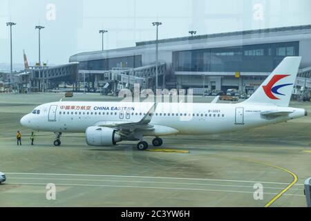 Guangzhou, China - 10. Juni 2020: China Eastern Airlines Airbus A320neo am Flughafen Guangzhou Baiyun (CAN) in China. Airbus ist ein europäisches airc Stockfoto