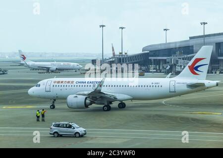 Guangzhou, China - 10. Juni 2020: China Eastern Airlines Airbus A320neo am Flughafen Guangzhou Baiyun (CAN) in China. Airbus ist ein europäisches airc Stockfoto