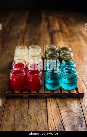 Verschiedene Arten von alkoholischen Schützen oder Schüsse, rot, grün, gelb, blau Stockfoto