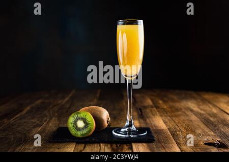 Ein spritziger Cocktail mit Kiwi in einem Flötenglas Stockfoto