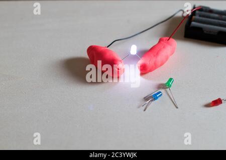 Elektronische Soft-Schaltungen mit LEDs, Batterien und Modelliermasse. Set für elektronische Bildung für Kinder. Stiel Aktivität mit LED-Leuchten an Stockfoto