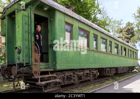 Museumsbegleiter: Stalins persönliche Rüstung Pullman Eisenbahnwaggon, das Joseph Stalin Museum, Gori, Georgien, Geburtsort von Stalin Stockfoto