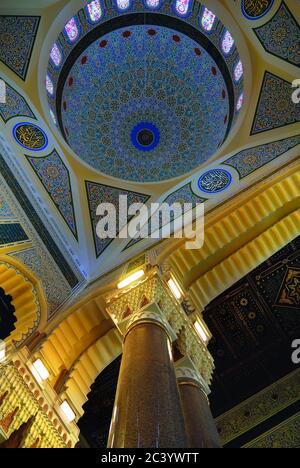 SANAA, JEMEN - 6. MÄRZ 2010: Innenraum der AL-Saleh Moschee in Sanaa, Jemen. Diese moderne Moschee hat eine zentrale Halle, die 13,596 Quadratmeter mit einem ist Stockfoto