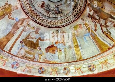 Detail eines Wandbildes eines thrakischen Grabes im Tal der thrakischen Könige - in der Region Kazanlak, Bulgarien. Stockfoto