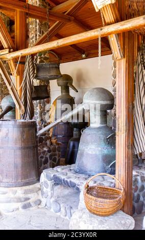 Eine alte Vorrichtung zum Destillieren und Extrahieren von Öl aus Rosenblüten. Selektiver Fokus mit geringer Schärfentiefe. Stockfoto