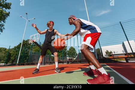 Zwei junge Basketballspieler in Aktion auf dem Sportplatz Stockfoto