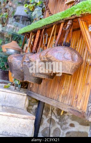 Alte Metallglocken für Haustiere in verschiedenen Größen und spezifischen Klang. Selektiver Fokus mit geringer Schärfentiefe. Stockfoto