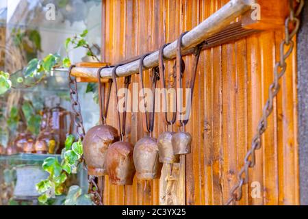 Alte Metallglocken für Haustiere in verschiedenen Größen und spezifischen Klang. Selektiver Fokus mit geringer Schärfentiefe. Stockfoto