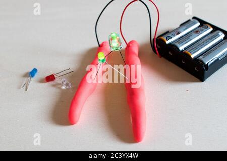 Elektronische Soft-Schaltungen mit LEDs, Batterien und Modelliermasse. Set für elektronische Bildung für Kinder. STEM-Aktivität mit grünen leds leuchtet Stockfoto