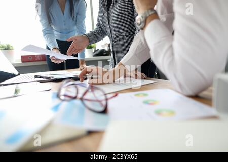 Geschäftsleute arbeiten an Projekten in modernen Büros Stockfoto