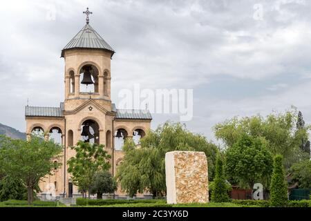 Glockenturm, Holy Trinity Cathedral von Tiflis aka Sameba ist die Hauptkathedrale der georgischen orthodoxen Kirche Stockfoto